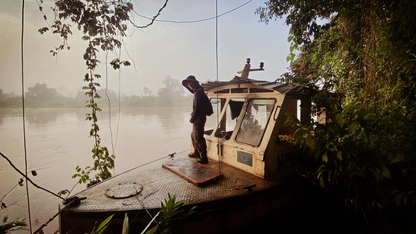 Uno scienziato si prepara per raccogliere i campioni di suolo sulle rive di un fiume nella Repubblica Democratica del Congo. Matti Barthel, Politecnico Federale di Zurigo.