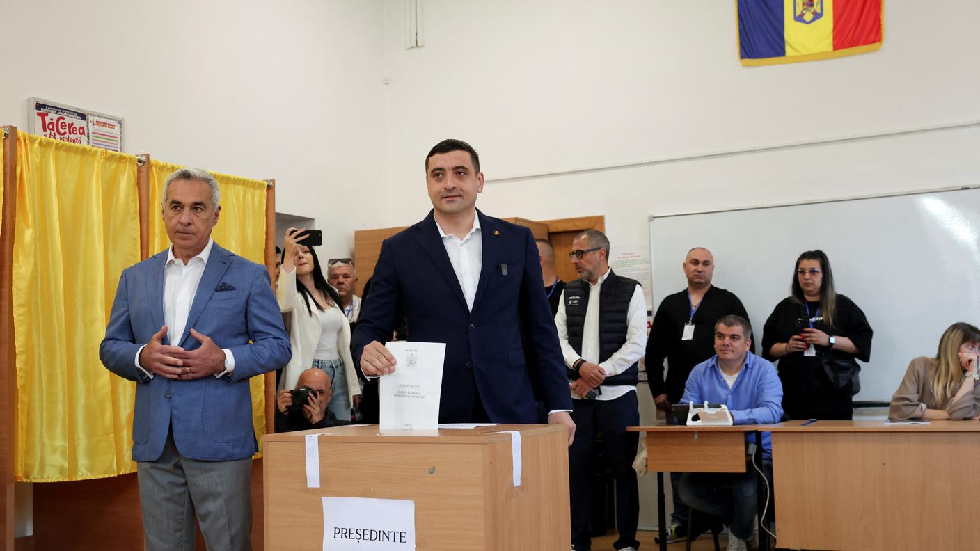 Il candidato favorito George Simion vota al fianco dell'estromesso Calin Georgescu