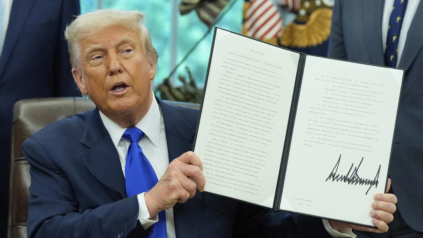 Da marzo il presidente statunitense ha firmato una serie di decreti esecutivi e memorandum per ostacolare gli studi legali