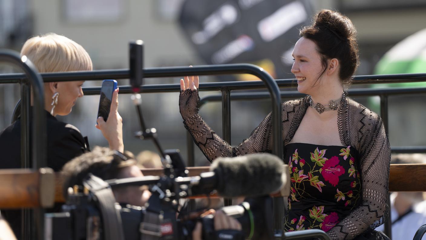 In gara per la Svizzera: Zoë Më durante la cerimonia inaugurale dell'Eurovision a Basilea