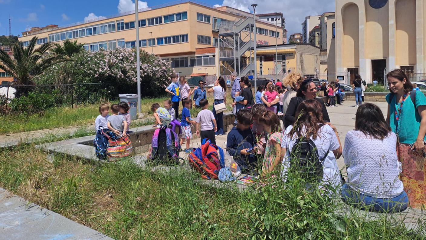 Evacuati gli alunni dalle scuole flegree e di Napoli