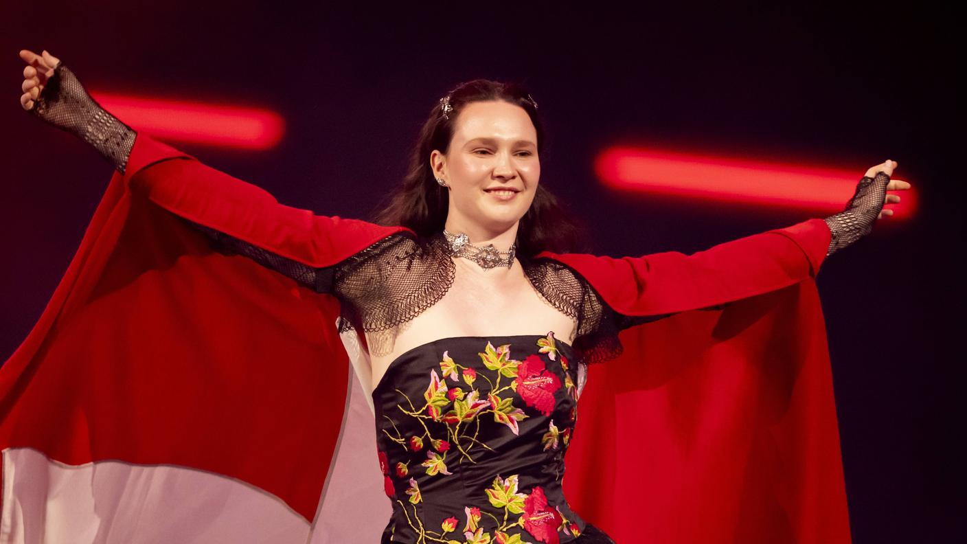 Zoë Më indossa la bandiera rossocrociata durante le prove per la finale