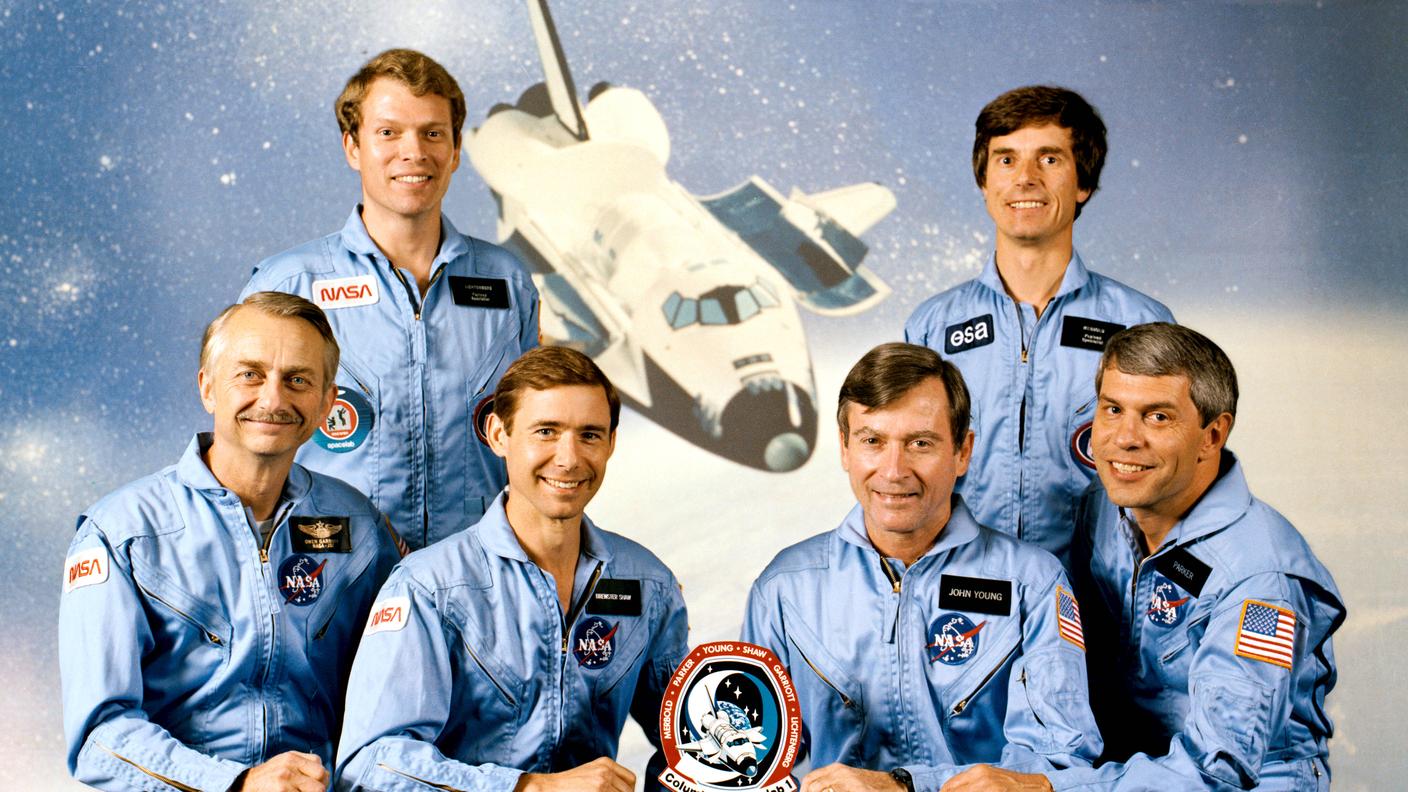 L'astronauta ESA Ulf Merbold, in alto a destra, e il resto dell'equipaggio NASA di fronte a una rappresentazione dello Space Shuttle Columbia. 