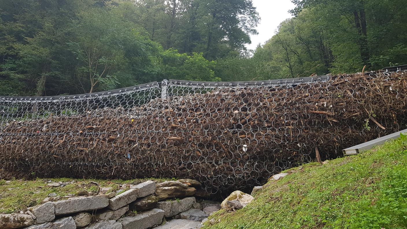 Una rete metallica installata a Giubiasco da Geobrugg, azienda leader nei sistemi di protezione contro i rischi naturali