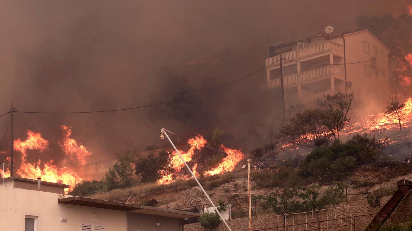 Le fiamme hanno raggiunto anche alcuni edifici