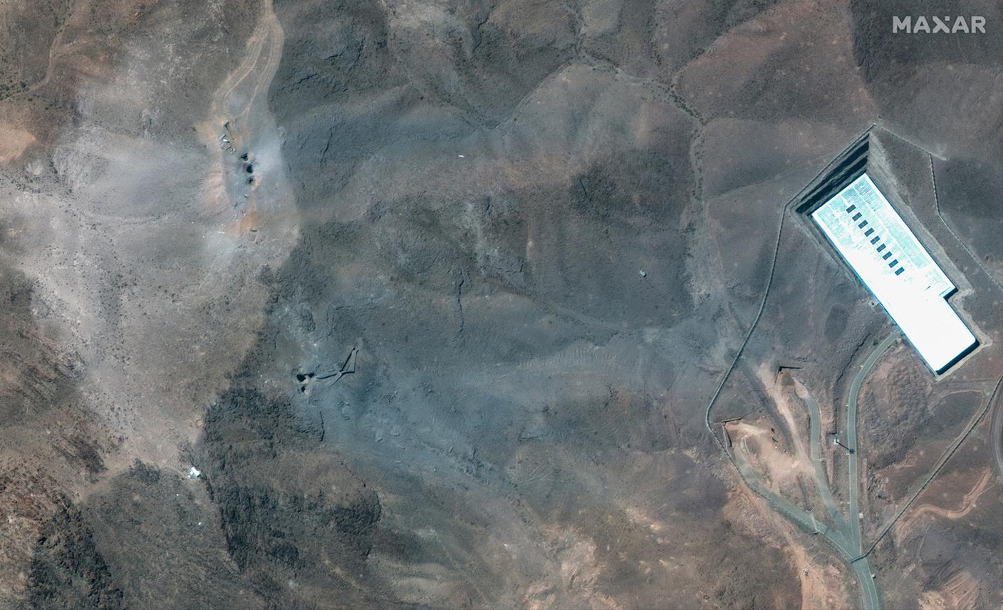 Un'immagine satellitare messa a disposizione da Maxar Technologies mostra una vista ravvicinata dei crateri e della cenere su una cresta dell'impianto sotterraneo di arricchimento dell'uranio di Fordow, dopo gli attacchi aerei degli Stati Uniti
