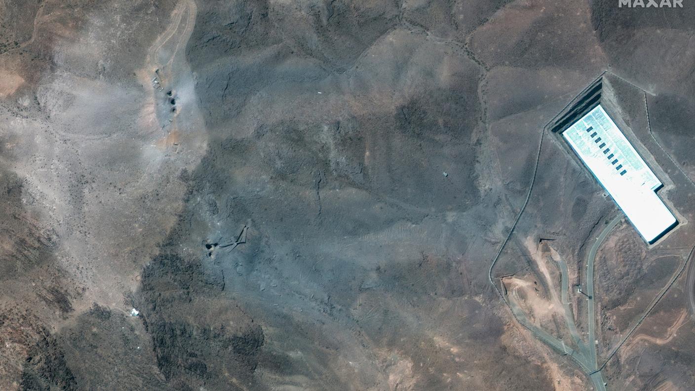 Un'immagine satellitare messa a disposizione da Maxar Technologies mostra una vista ravvicinata dei crateri e della cenere su una cresta dell'impianto sotterraneo di arricchimento dell'uranio di Fordow, dopo gli attacchi aerei degli Stati Uniti