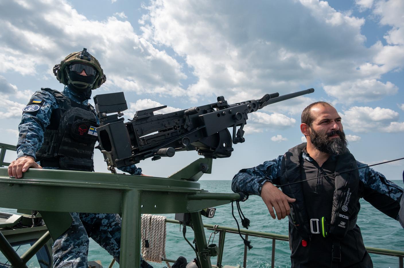 Militari ucraini su un'imbarcazione che pattuglia il Mar Nero
