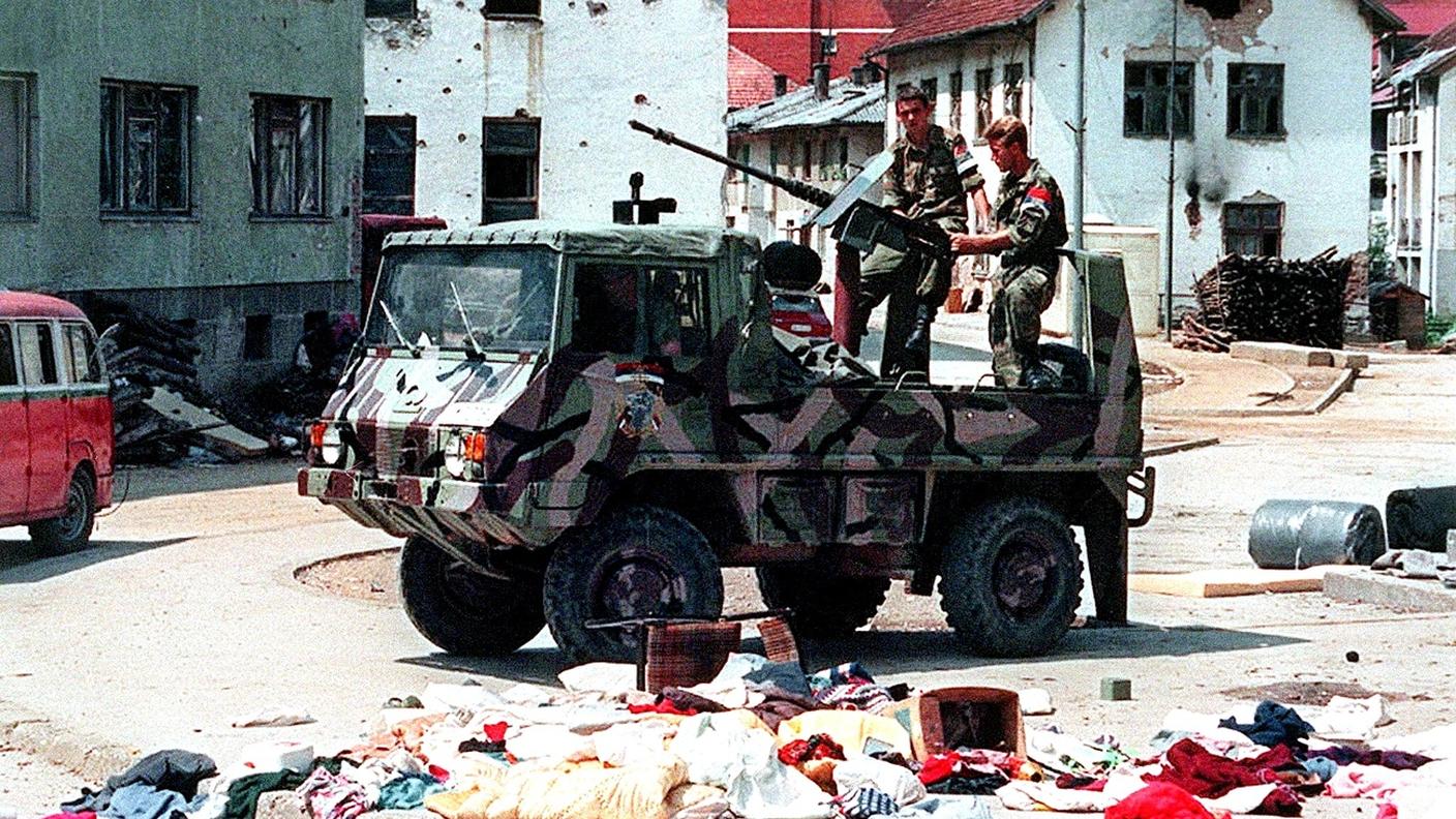 Un'immagine del 16 luglio 1995 mostra un equipaggio di un veicolo armato serbo-bosniaco che attraversa le strade vuote di Srebrenica dopo che l'esercito serbo-bosniaco ha preso questa zona sicura delle Nazioni Unite una settimana prima.