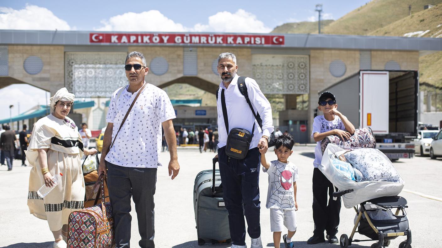 Tra coloro che lasciano l'Iran ci sono un numero rilevante di famiglie che entrano in Turchia anche per valutare l'evolversi della situazione e sottrarre i propri figli piccoli dal pericolo e dall'orrore delle bombe.