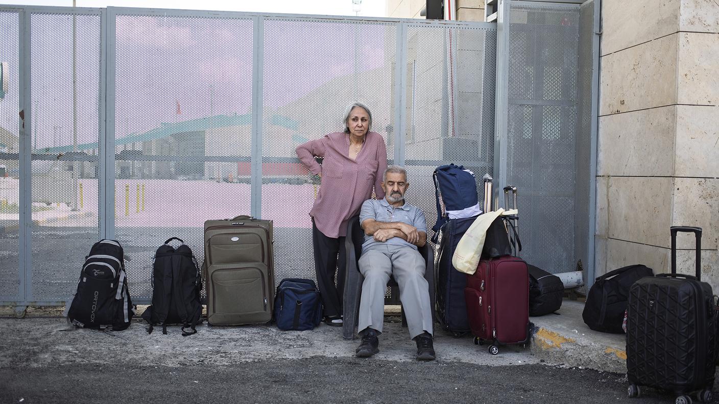 Dopo un estenuante viaggio attraverso l'Iran, questa coppia di anziani ha attraversato il confine entrando in Turchia. Attendo il bus diretto a Van come punto di primo approdo..