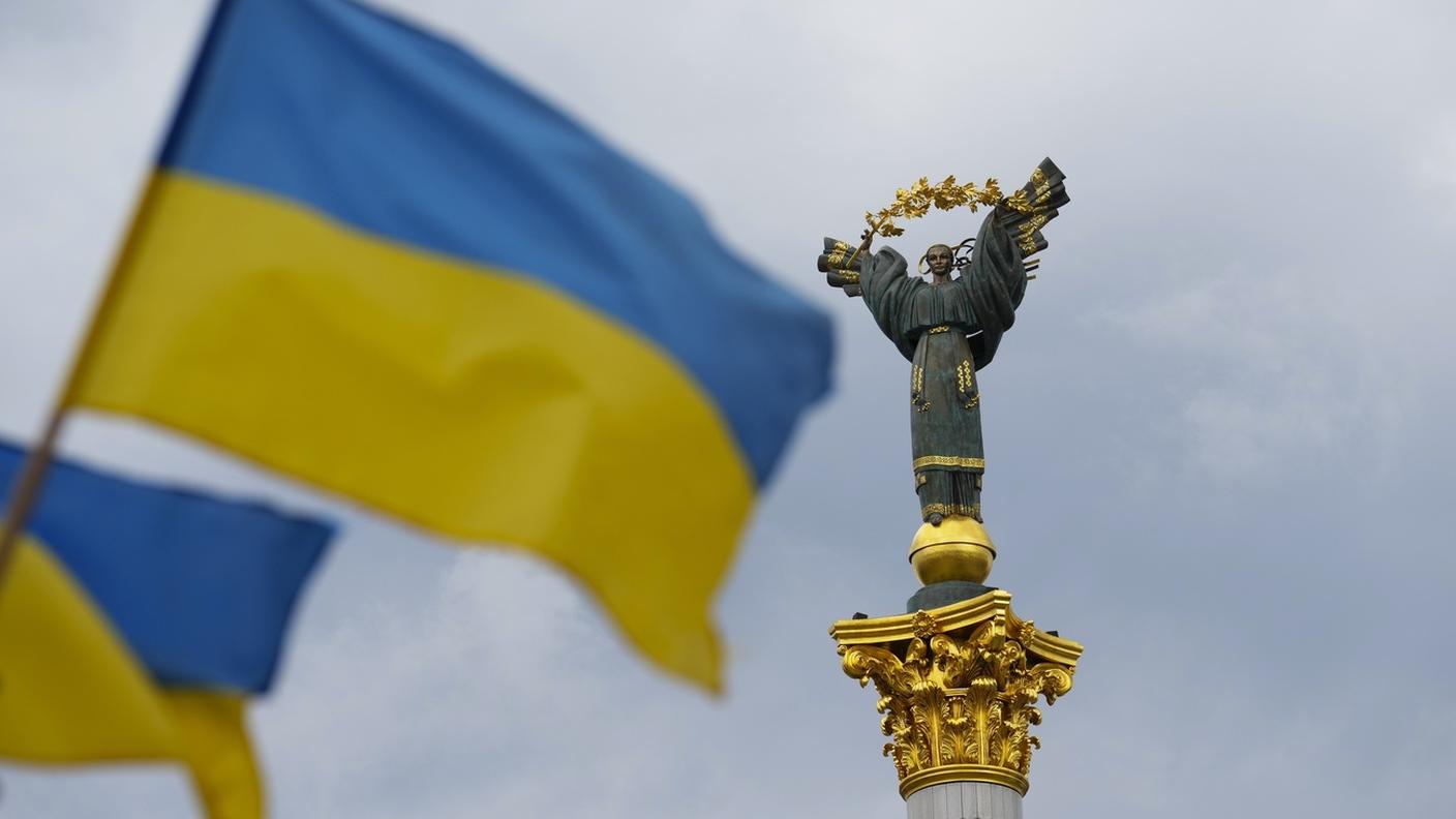 Il monumento per l'indipendenza in piazza a Kiev