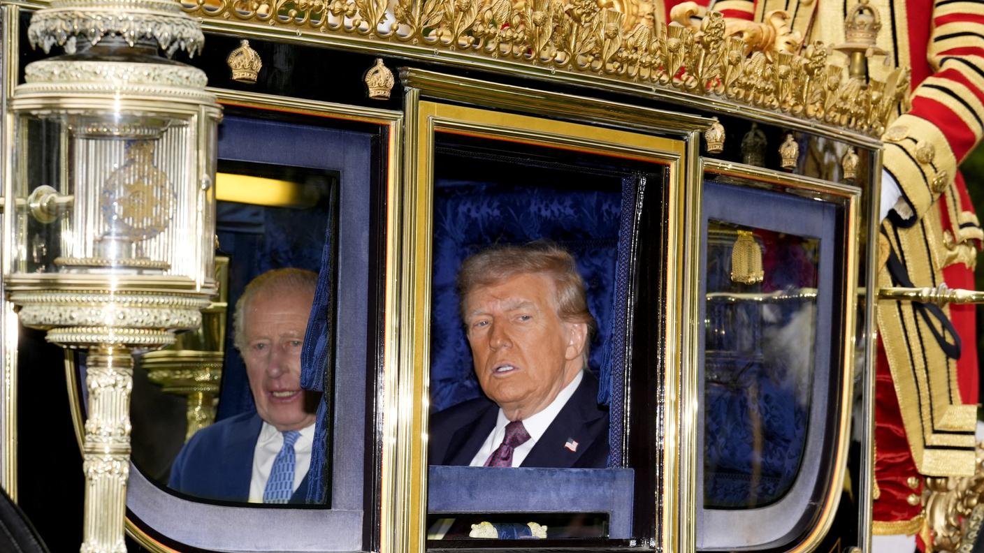 Re Carlo III e Donald Trump in carrozza
