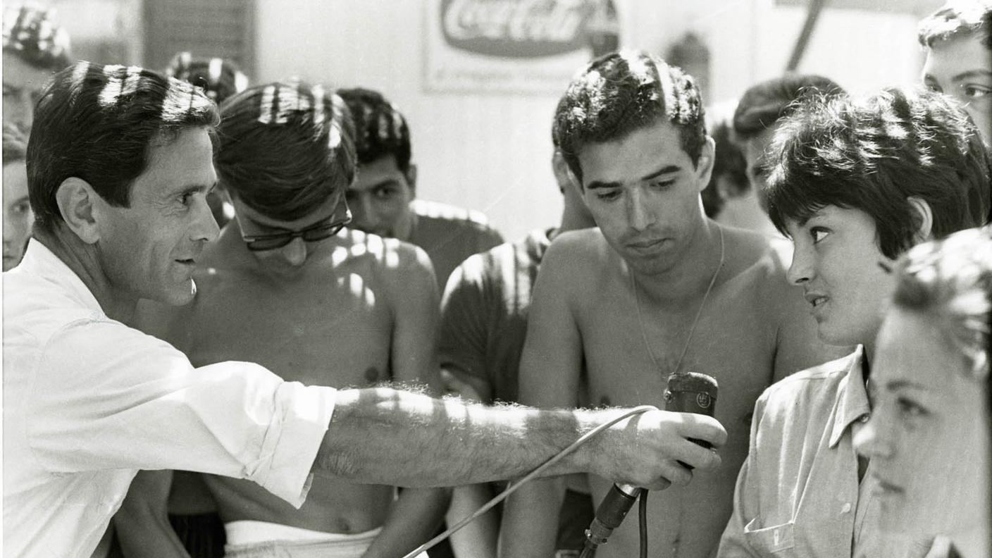 Pier Paolo Pasolini durante le riprese del documentario Comizi d’amore (1964)
