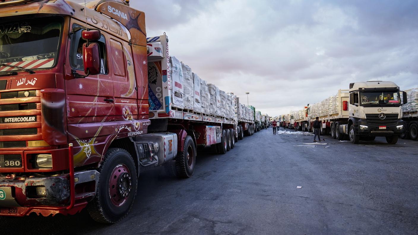 Camion di aiuti umanitari lo scorso 12 ottobre in fila prima di procedere verso il valico di frontiera di Rafah