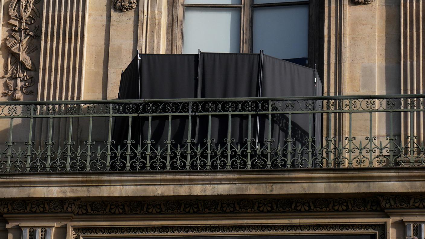 Il balcone da dove sono entrati i ladri, tagliando una finestra