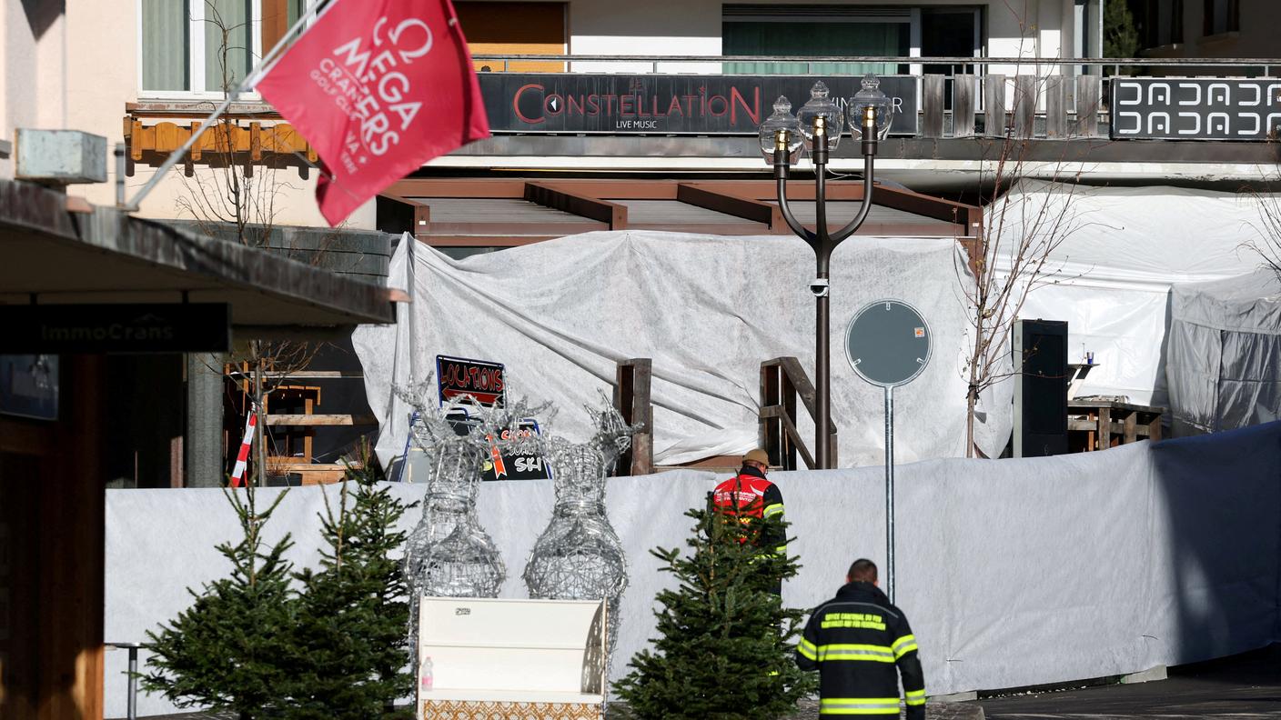 Fuori dal Constellation, il bar dove si è verificato l'incendio