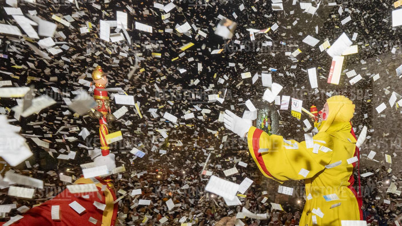 La pioggia di carta e coriandoli che ha dato inizio ai festeggiamenti in città vecchia a Lucerna