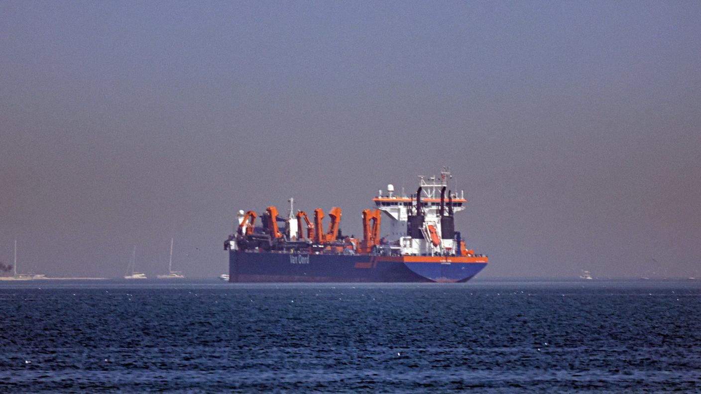 Una nave ancorata al largo della costa di Dubai, negli Emirati Arabi Uniti