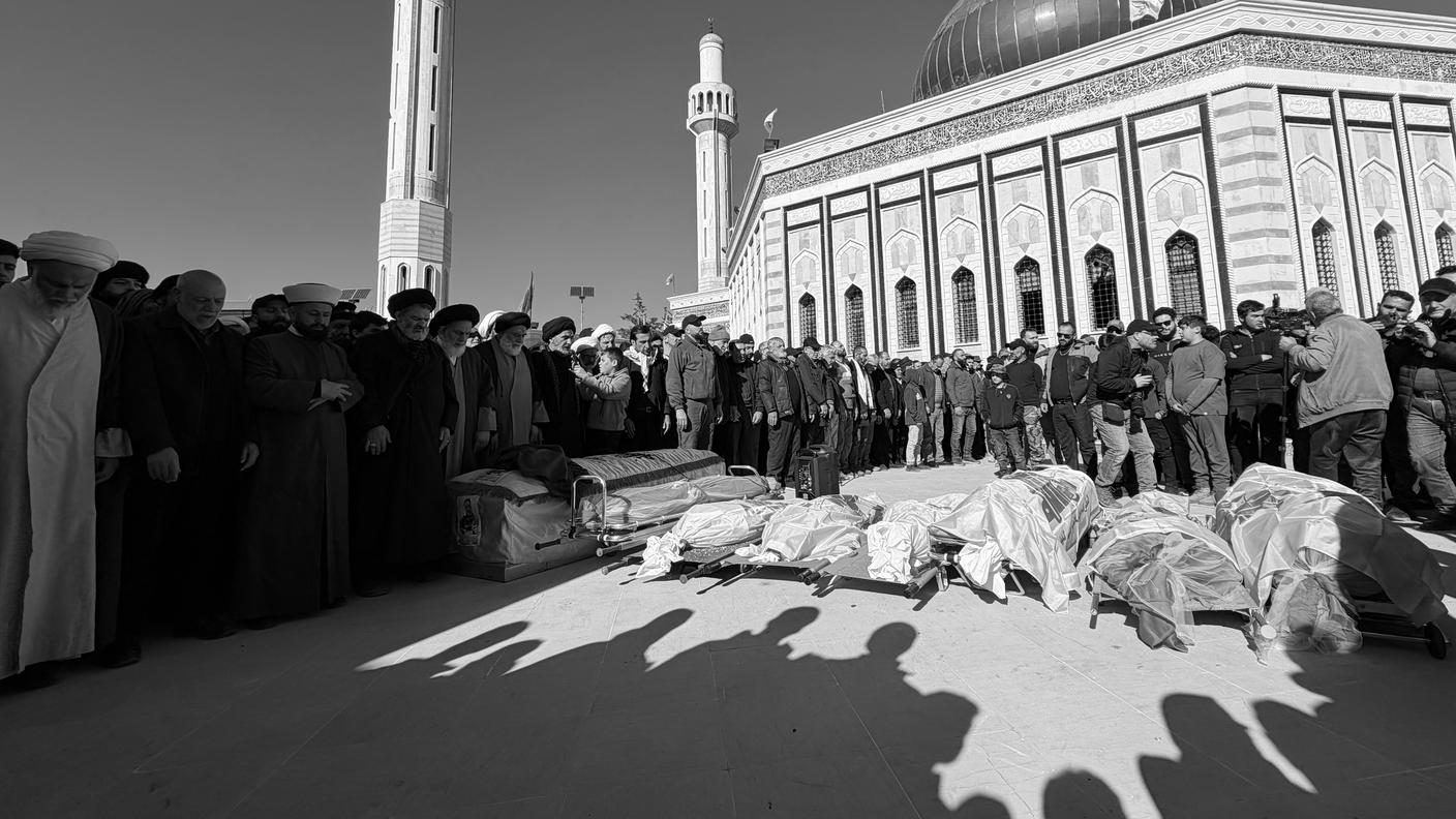 Il funerale dei miliziani di Hezbollah nel mausoleo del fondatore del movimento sciita