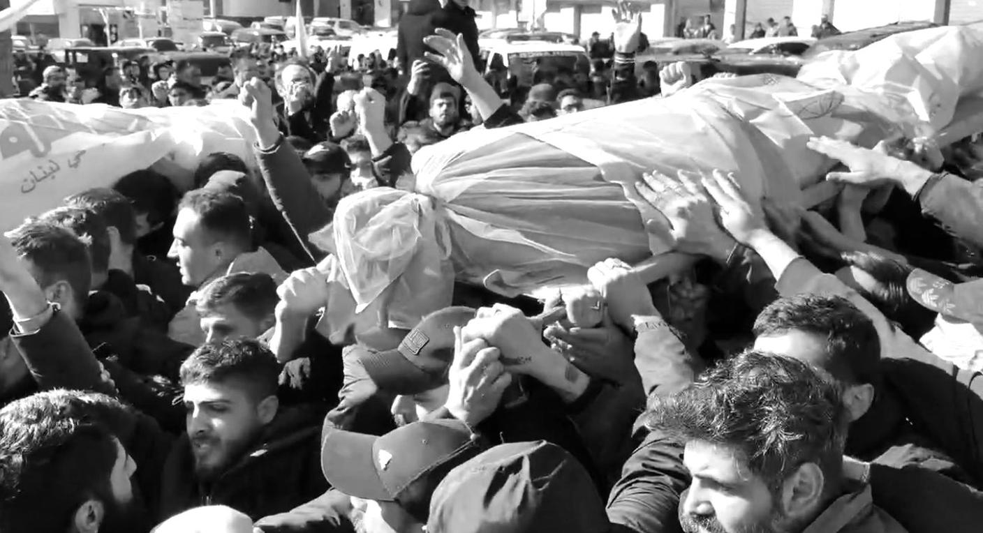 Le bare dei miliziani di Hezbollah morti negli scontri con le unità d’elite israeliane durante l’assalto a Nabi Sheet