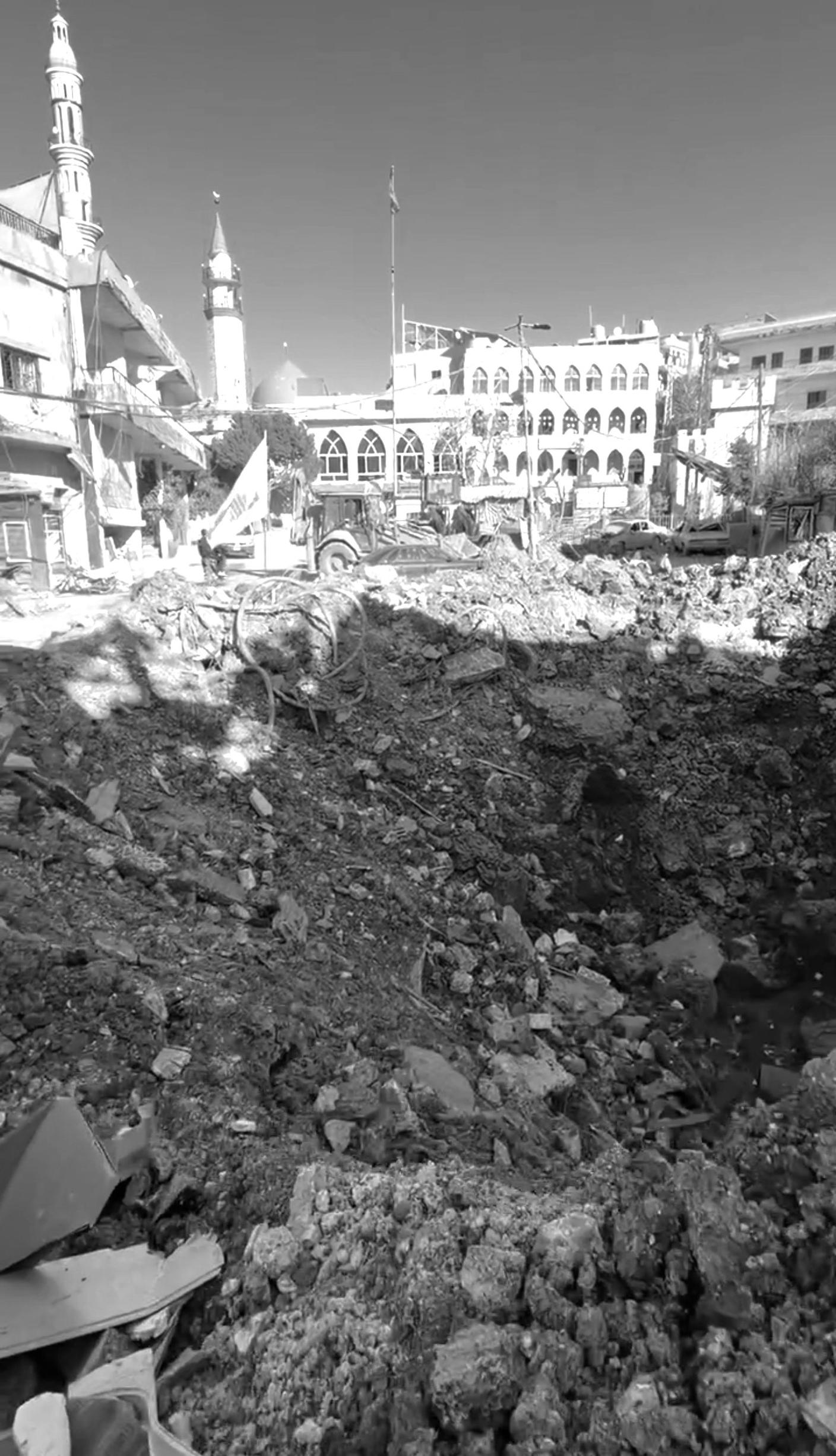 Il cratere provocato da un missile israeliano nel centro di Nabi Sheet
