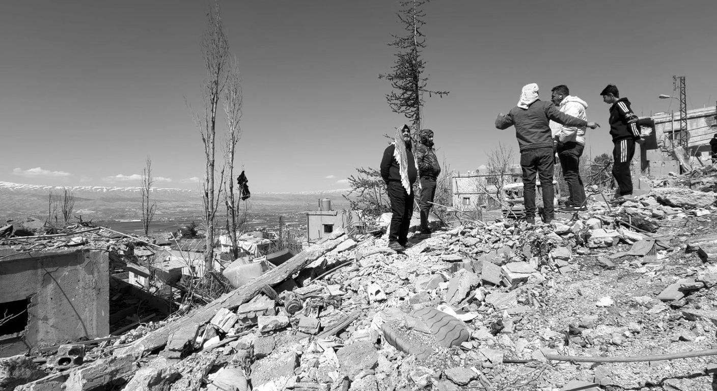 I vicini sulle macerie della casa dove 11 civili sono stati uccisi