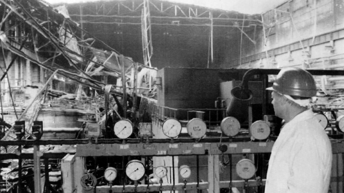 Keystone: 13.10.1986: un ingegnere ispeziona i danni causati da un incendio nella sala macchine del secondo reattore della centrale di Chernobyl