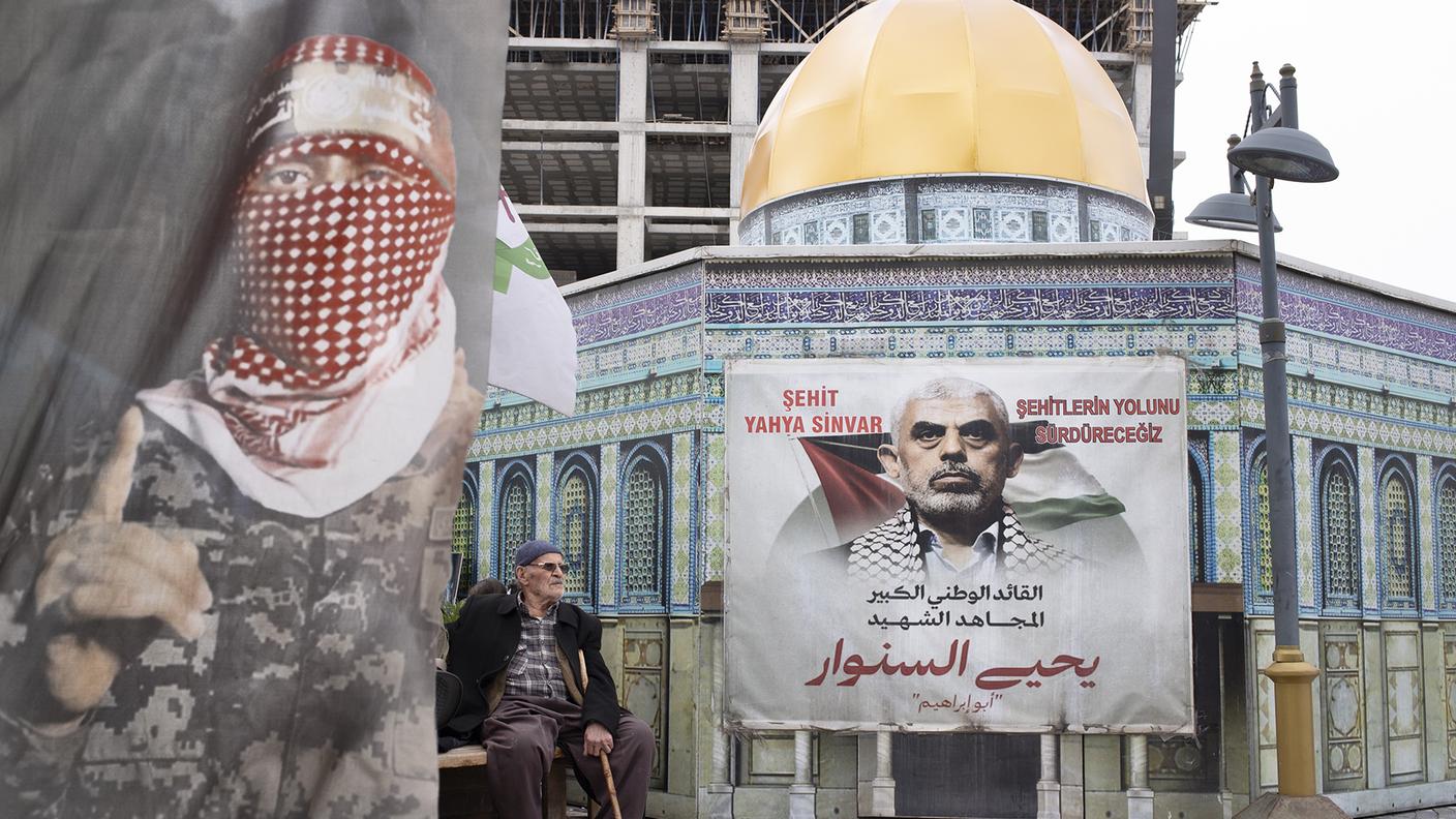 In una delle piazze di Van, una riproduzione simbolica della Moschea al-Aqsa a Gerusalemme e i ritratti dei leader di Hamas Yahya Sinwar e Abu Obaida (entrambi morti) mostrano la vicinanza del popolo curdo alla causa palestinese.