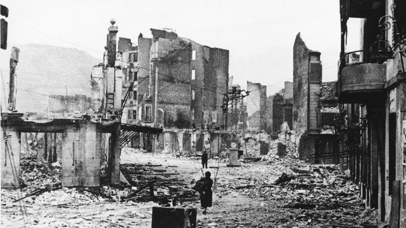 La città di Guernica dopo il bombardamento