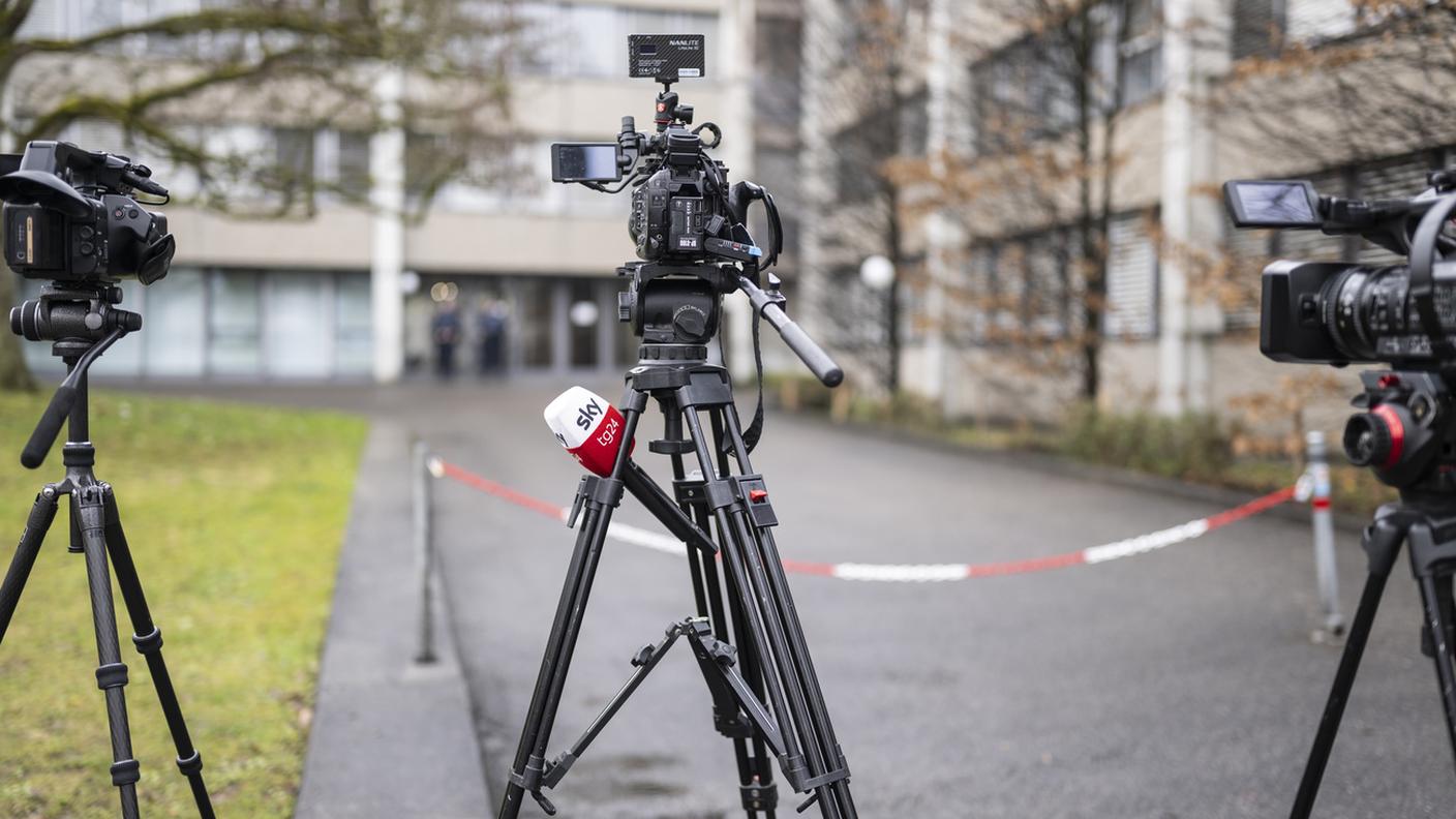 Telecamere tv italiane davanti all’Ufficio federale di giustizia a Berna lo scrorso febbraii, in attesa dell’incontro tra magistrati svizzeri e italiani dopo il rogo di Crans-Montana