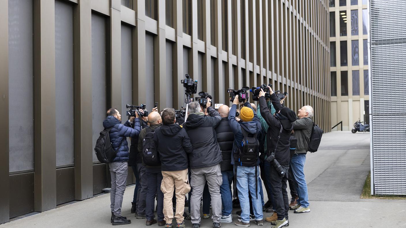 Giornalisti intervistano gli avvocati prima dell’udienza davanti al pubblico ministero del Canton Vallese