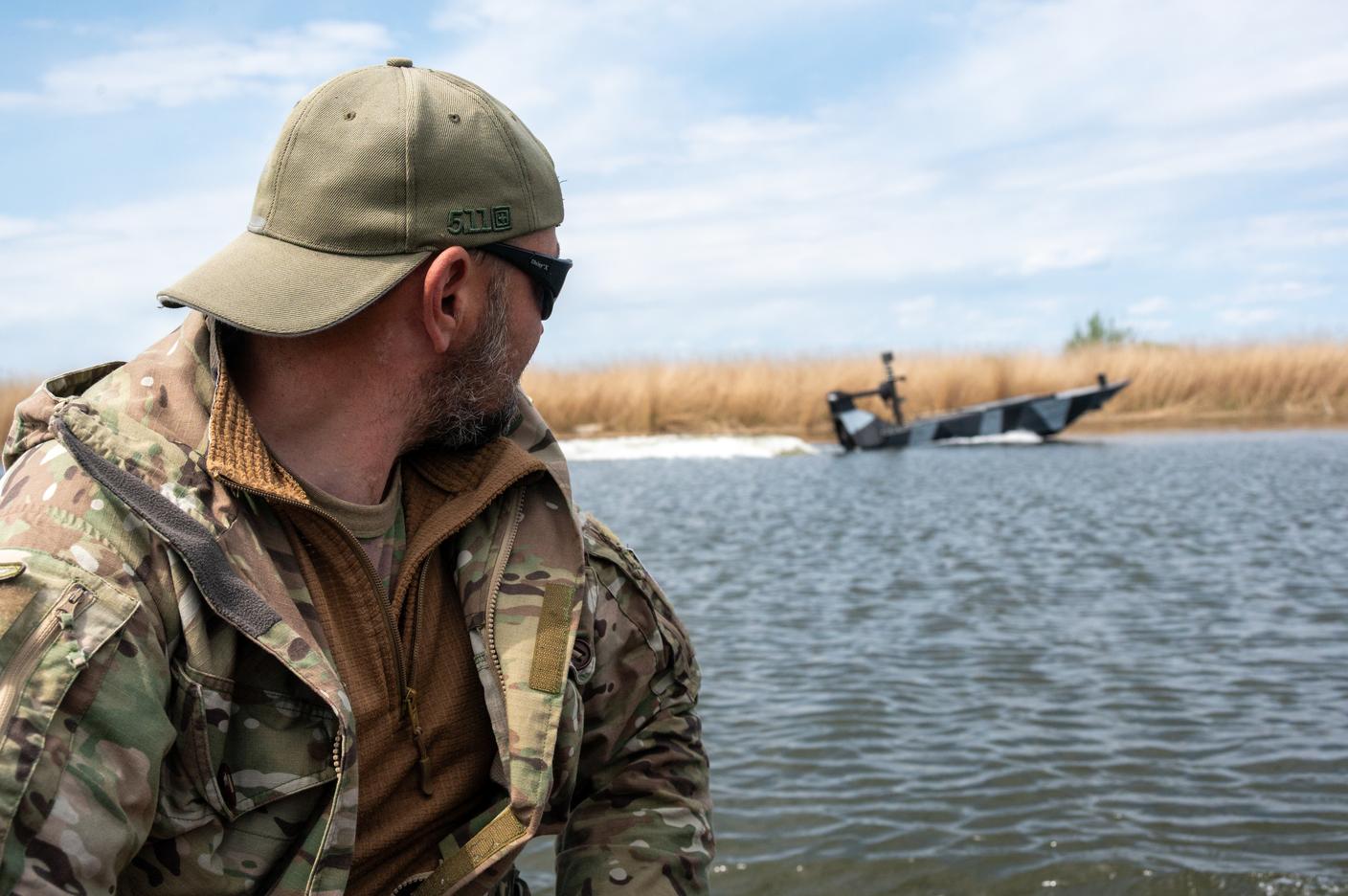 Sullo sfondo, un drone dell’unità Barracuda