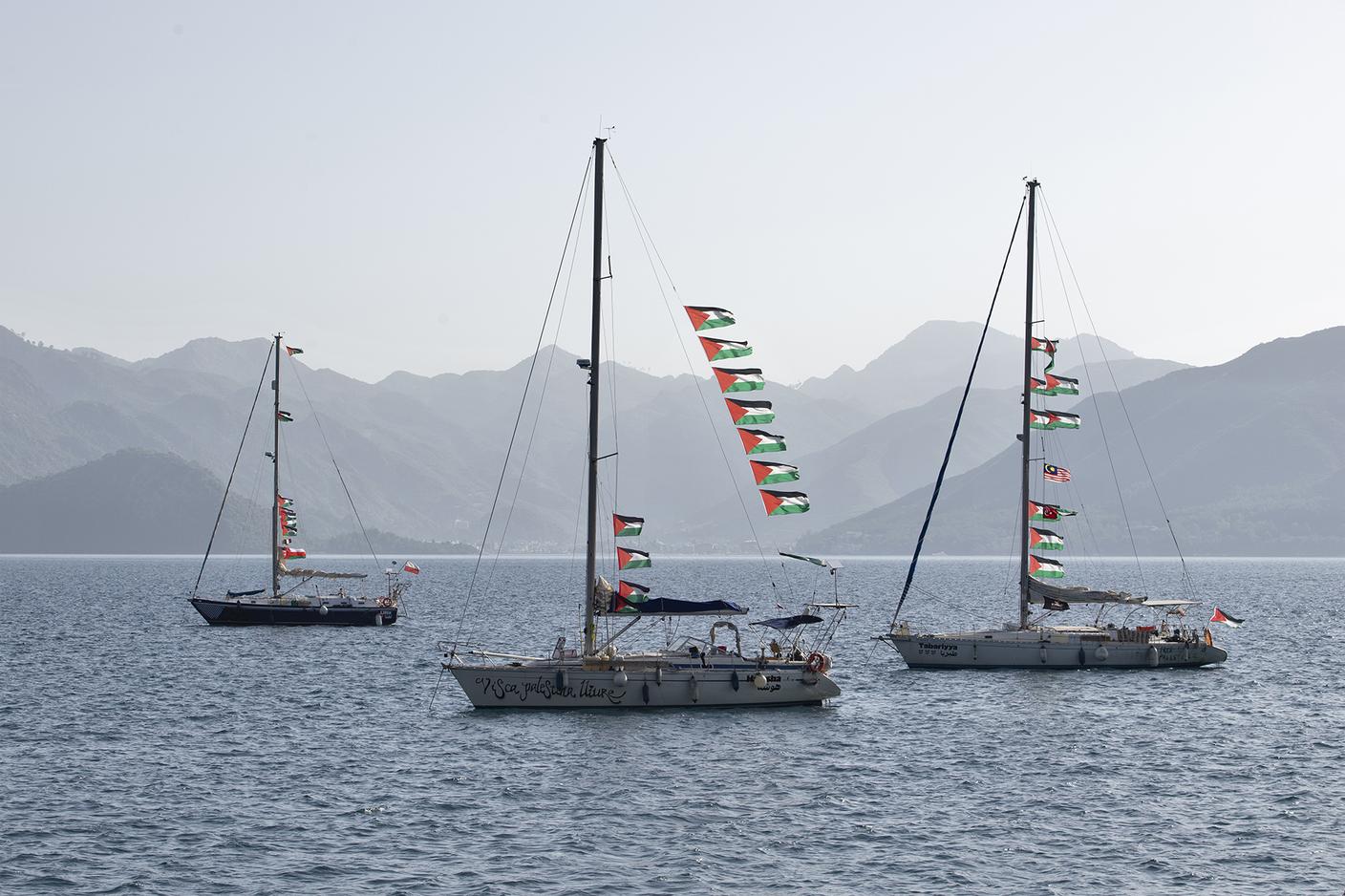Tre barche a vela della Flotilla ormeggiate nella rada davanti al porto di Marmaris.