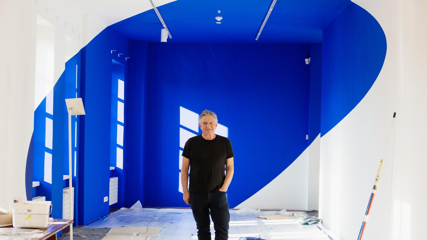 Felice Varini durante l’allestimento della mostra al Museo d’arte Mendrisio.jpg