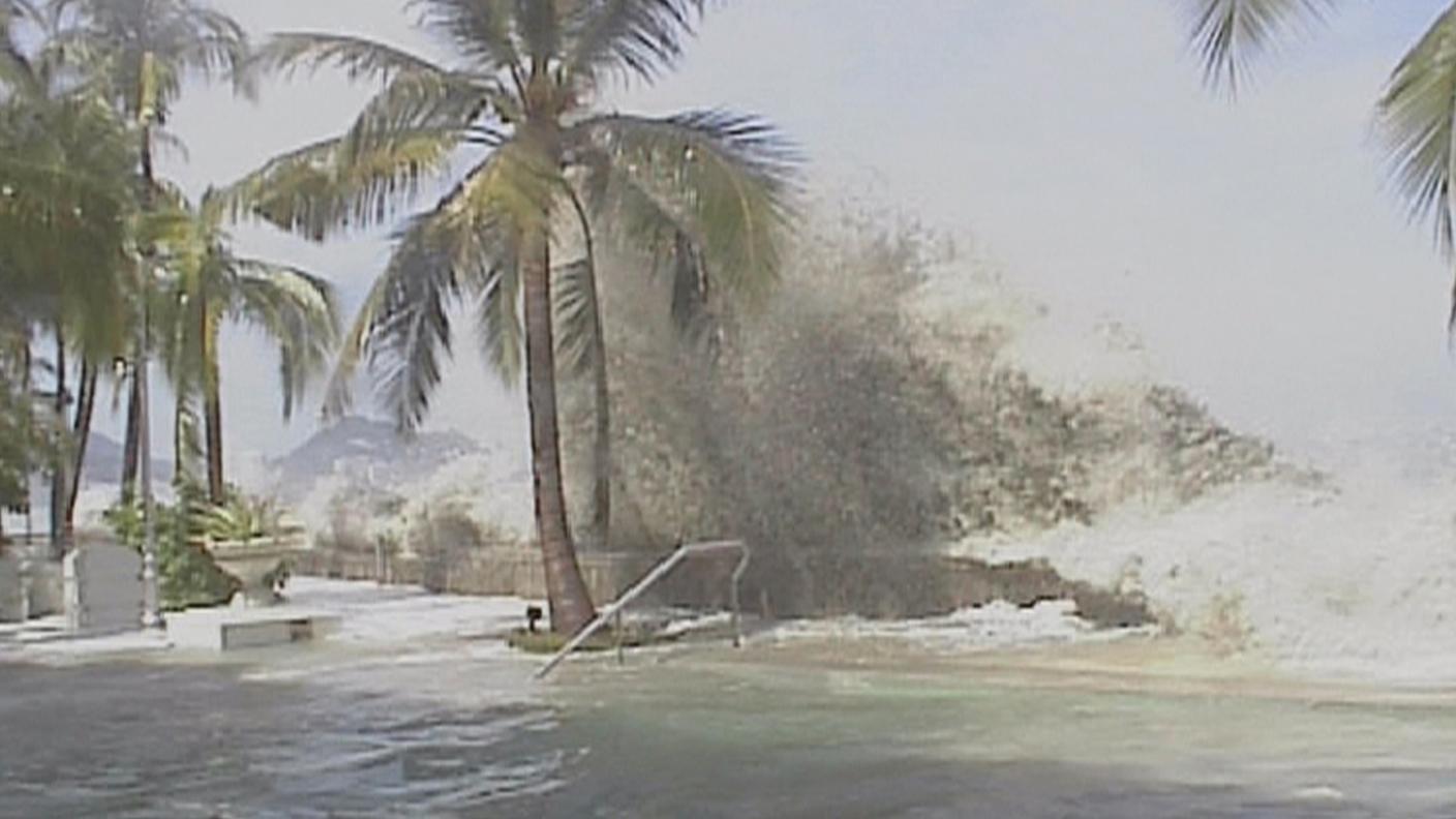 Dieci anni fa: un'onda anomala investe una spiaggia a Penang, Malesia