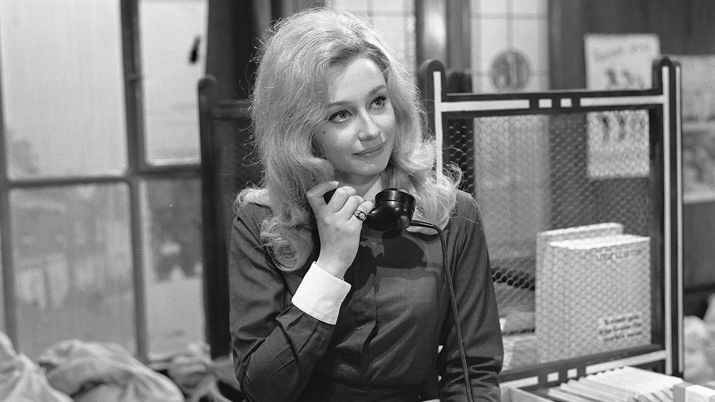 Raffaella Carrà sul set di "Idillio villereccio", per la regia di Vittorio Barino (1968)