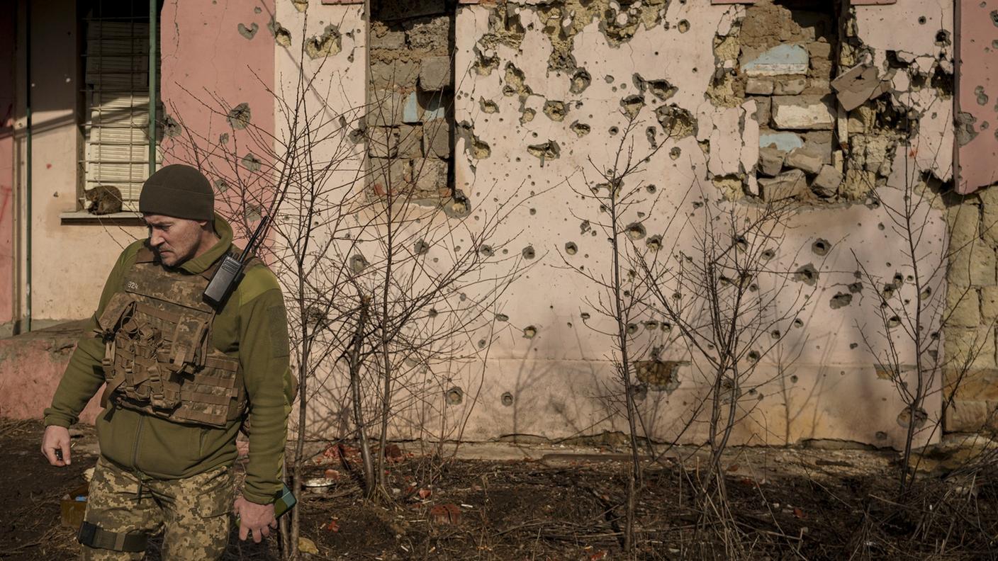 Un militare ucraino nel villaggio di Krimse, nella regione di Lugansk, dove vanno avanti gli scontri con i separatisti