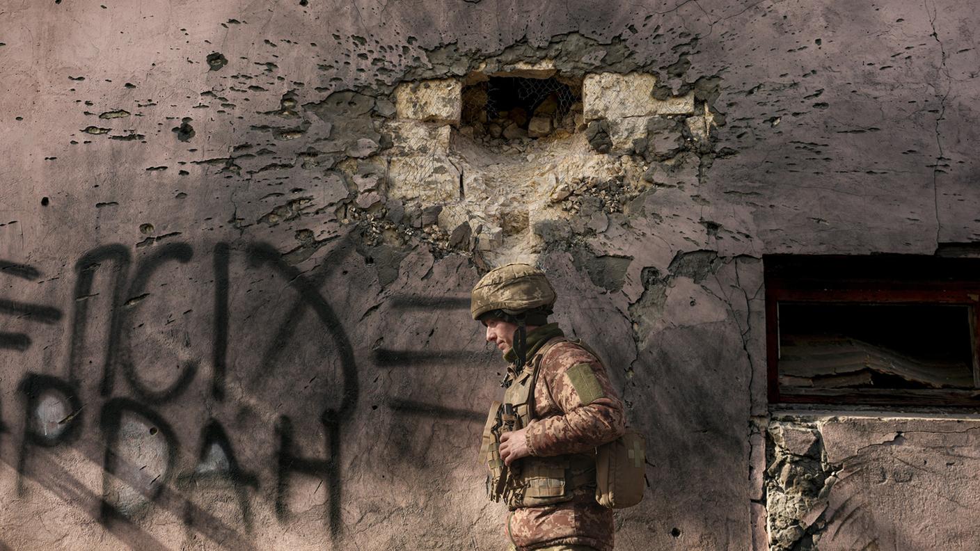 Un soldato ucraino nella regione di Lugansk