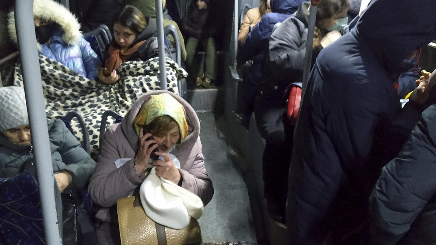 Persone in un bus nella regione di Donetsk, in attesa di essere sfollate