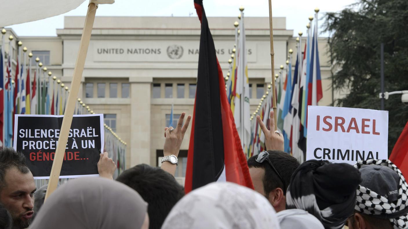 Riuniti davanti al Palazzo della Nazioni