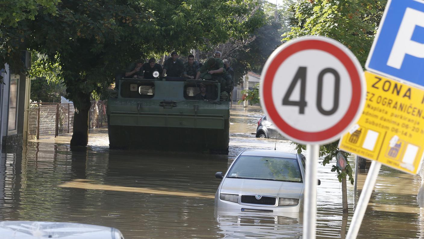 Un anfibio militare serbo nelle strade inondate di Obrenovac (keystone).jpg