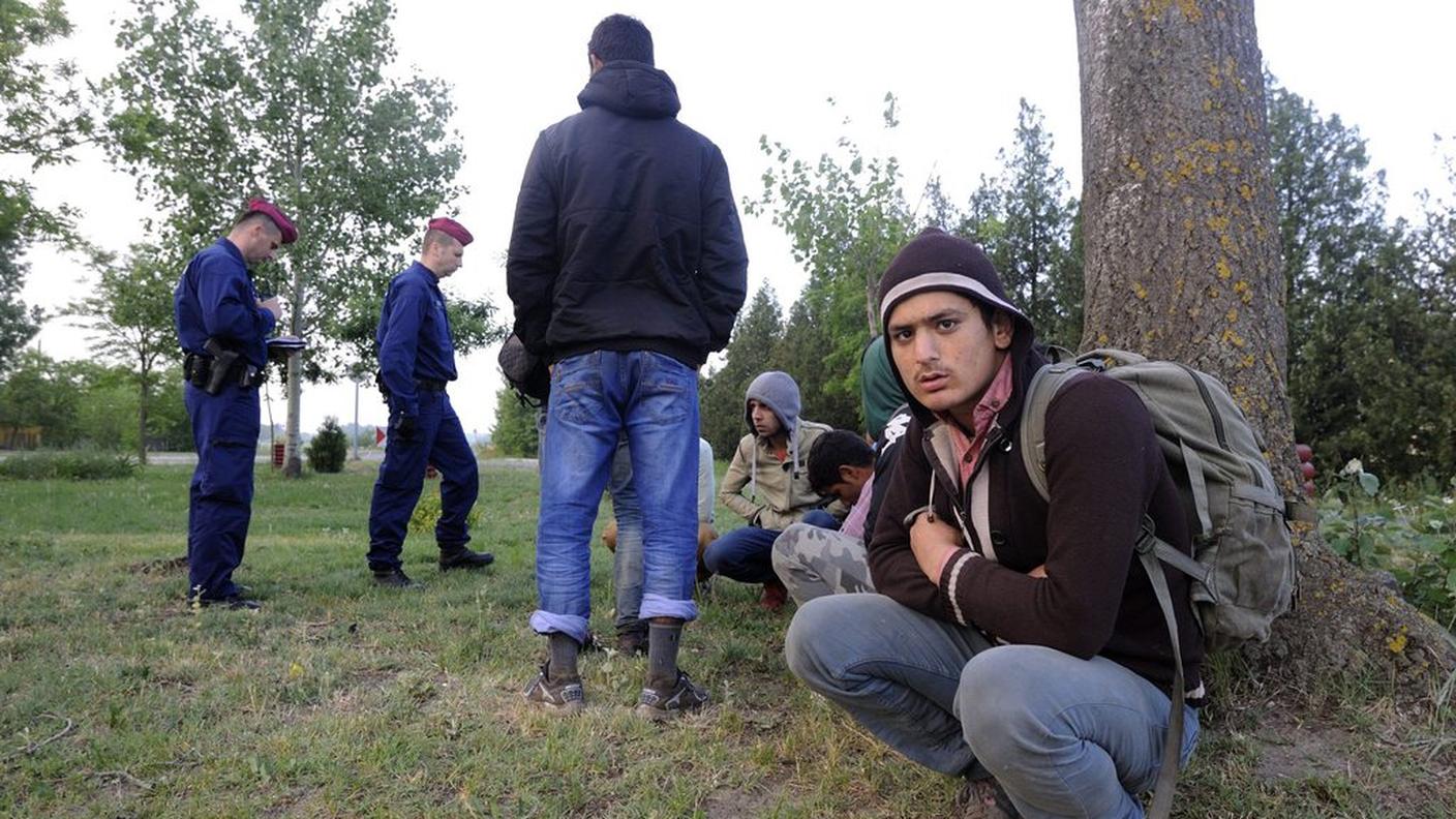 Migranti siriani e afghani a Asotthalom, 170 km a sud di Budapest