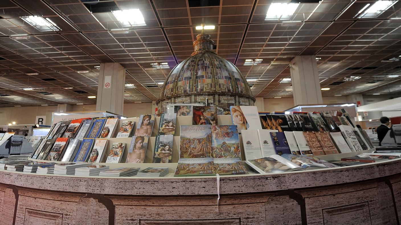 Lo stand del Vaticano al Salone del libro