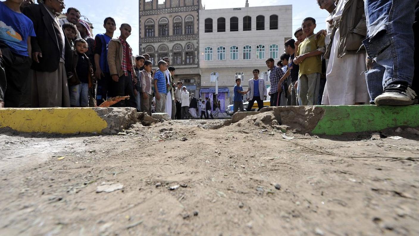 Yemeniti sul luogo di un'esplosione, a Sanaa