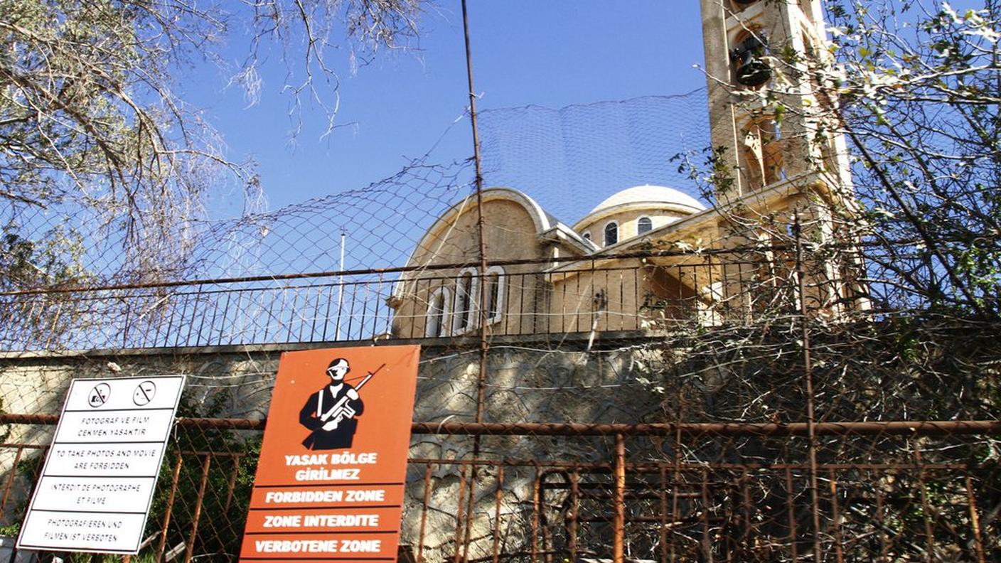 Il confine taglia a metà la città di Nicosia