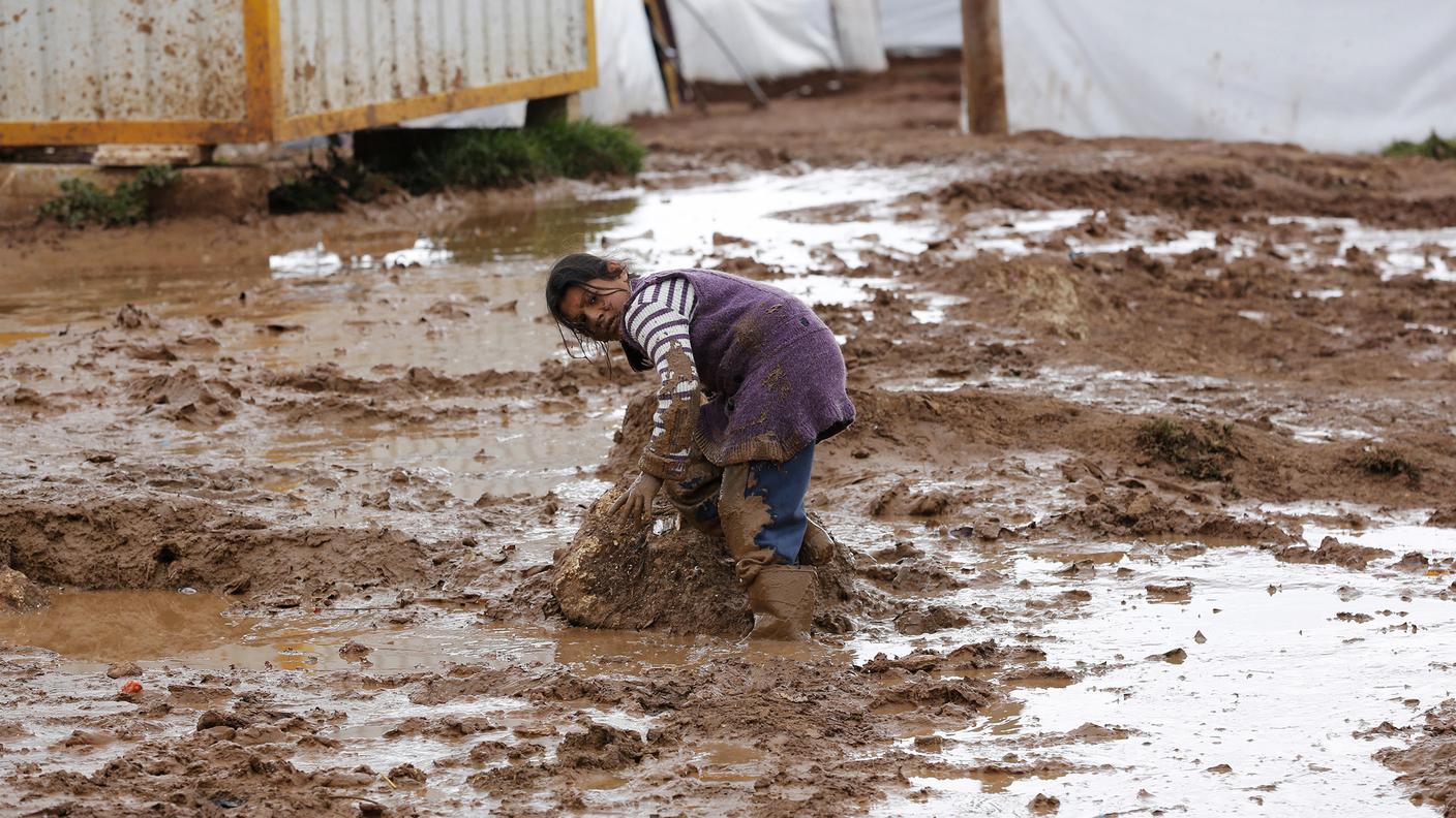 Una ragazza nel campo profughi di Bab as Salam, al confine con la Turchia