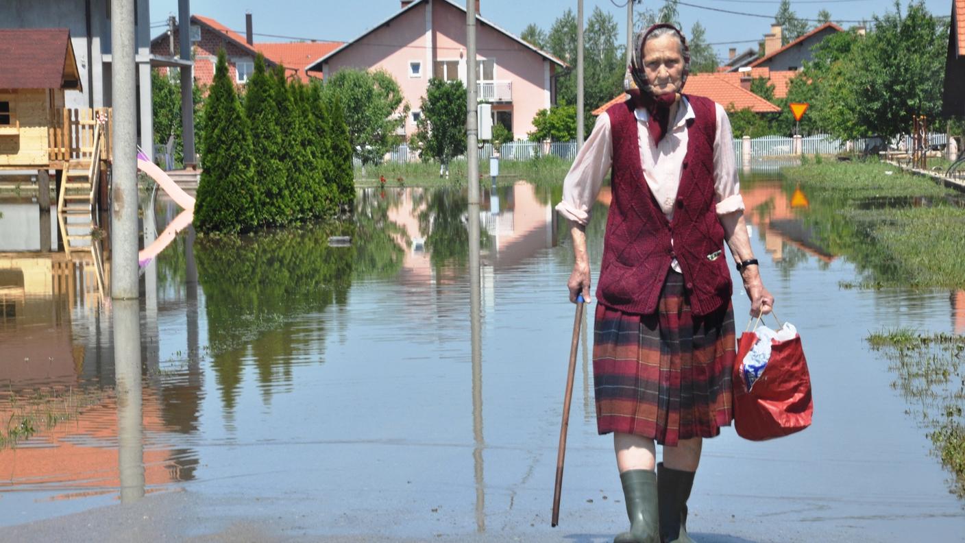 Ora restano l'acqua e la fatica, soprattutto per gli anziani. (Emiliano Bos)
