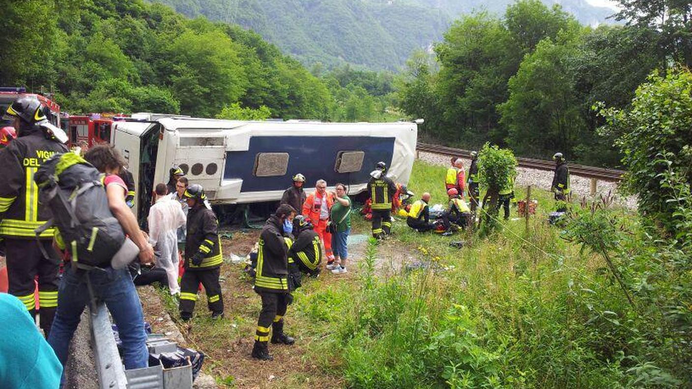 Le immagini dell'incidente del pullman uscito di strada a Feltre con decine di ragazzi a bordo 04 ANSA.jpg