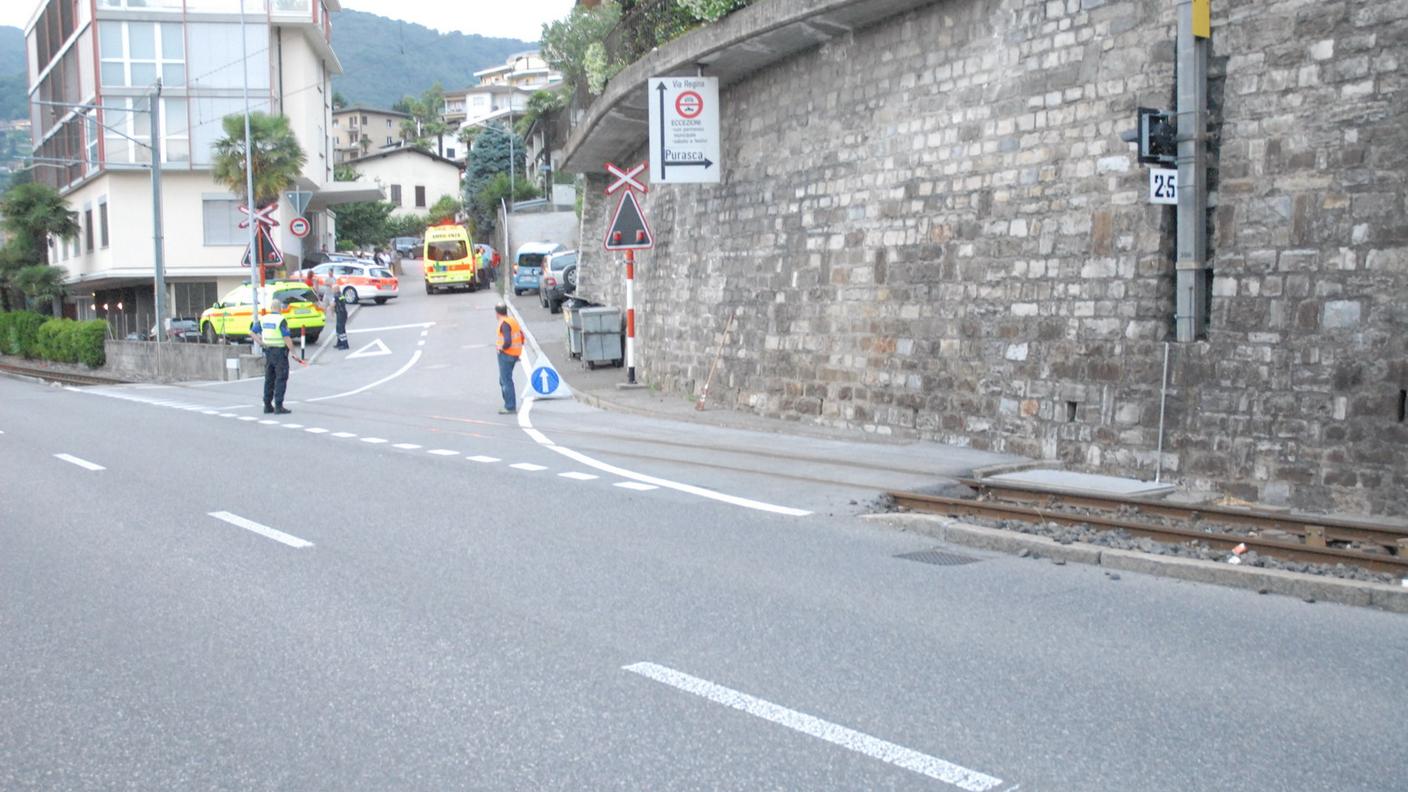 Invade i binari, sbatte contro due auto e si ferma contro un muro
